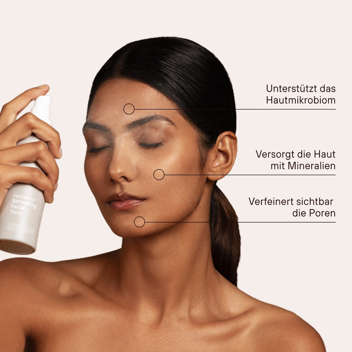 Gesicht mit Hinweisen – Wirkung des Fermented Refreshing Facial Tonic: unterstützt das Hautmikrobiom, versorgt die Haut mit Mineralien und verfeinert sichtbar die Poren